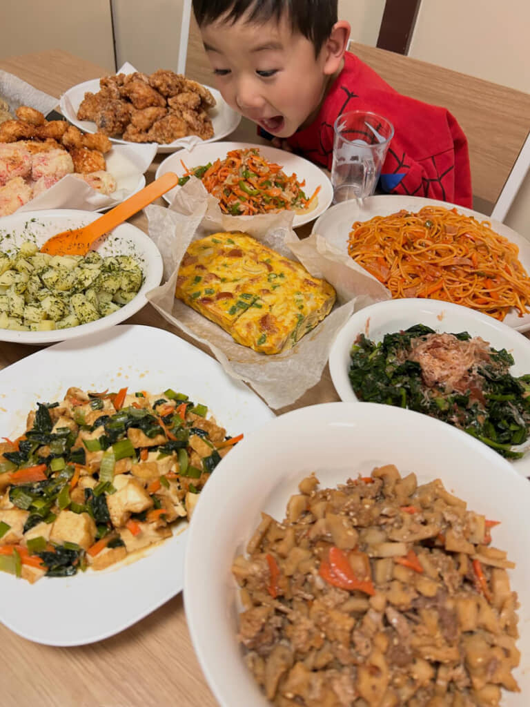 作っていたのは学童弁当のおかず。豪勢な光景も、ワクワクするお子さんの表情もたまりません