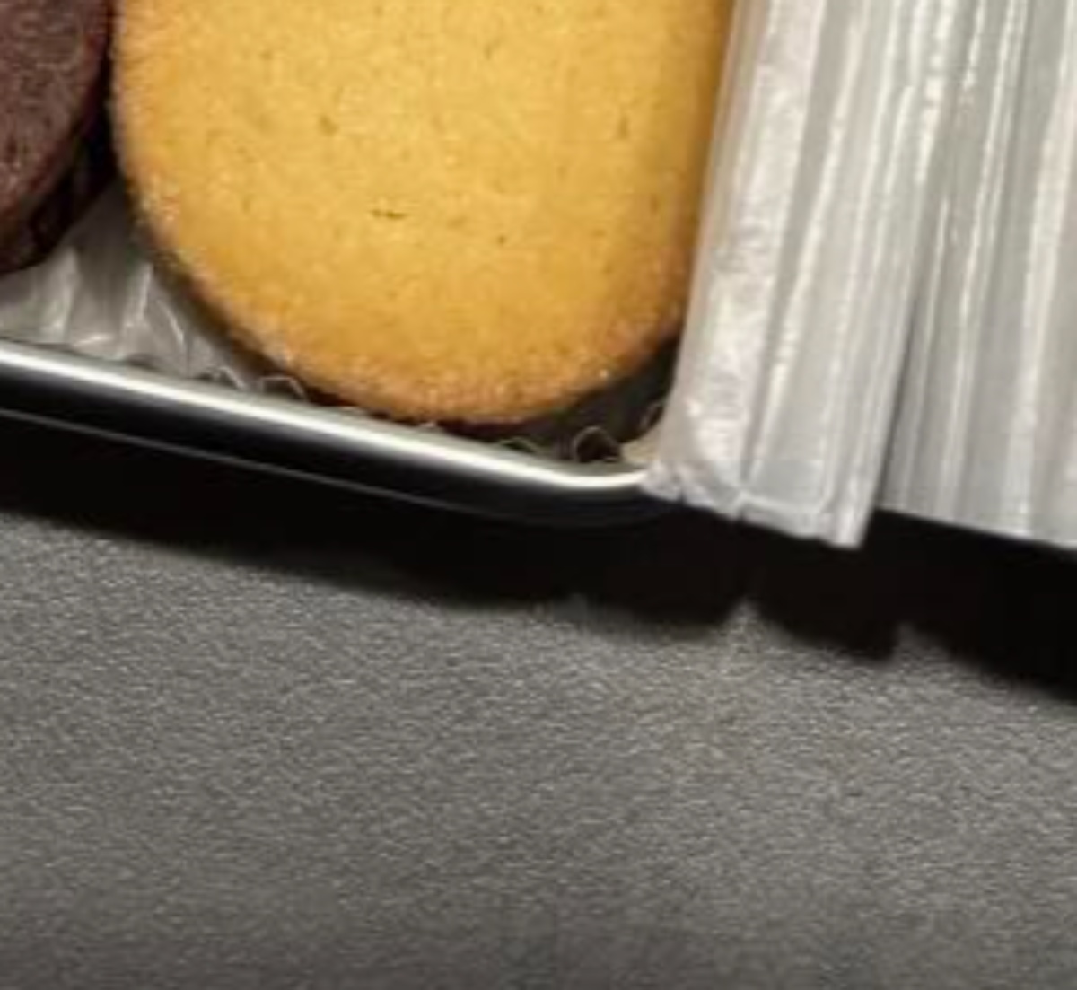 「実家に押し付けます」ママが育休中に作った“クッキー缶”→まさかの中身に「うそだうそだ！」「え？買えないの？」（1/3） | ライフスタイル ねとらぼ