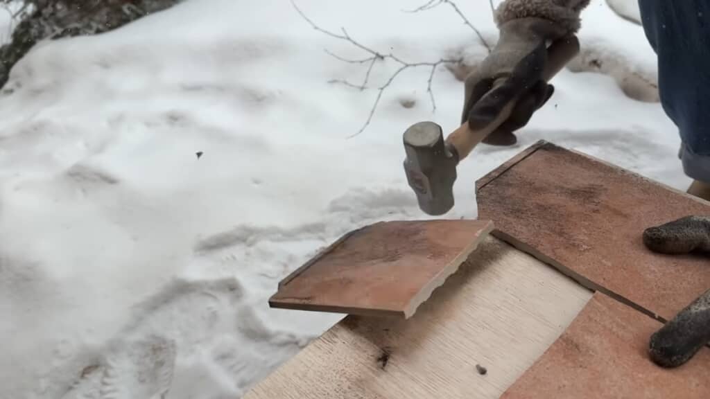 ハンマーで叩くと割れてしまいました