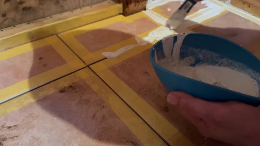 マスキングをして目地材を塗り込みます