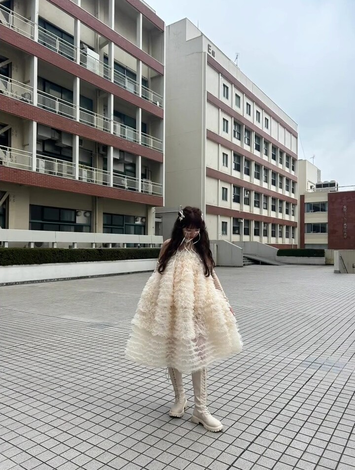 すそまで続くフリル