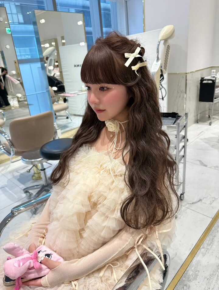 ヘアメイクも入念