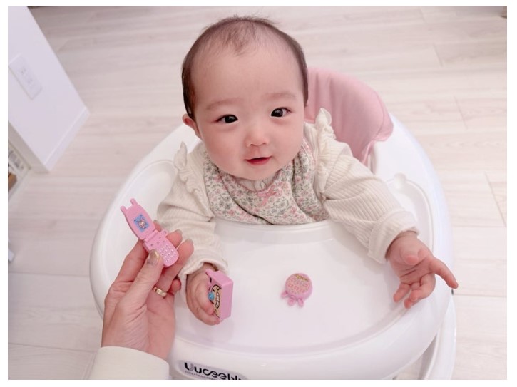 ミニモニ。グッズを手にした辻希美の第5子次女・夢空ちゃん