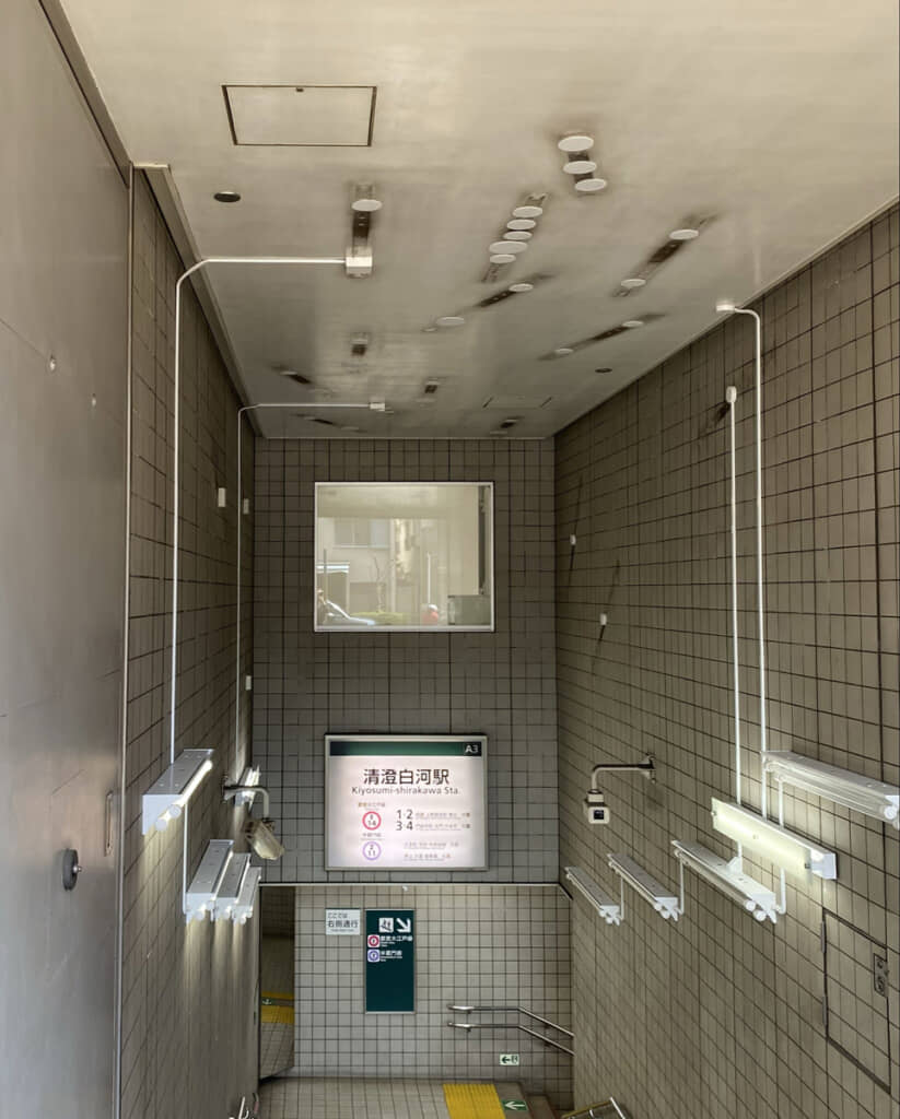 名物の蛍光灯は消え、新たな照明が設置。過去の名残がうっすら残っていて、これはこれで異変っぽいかも