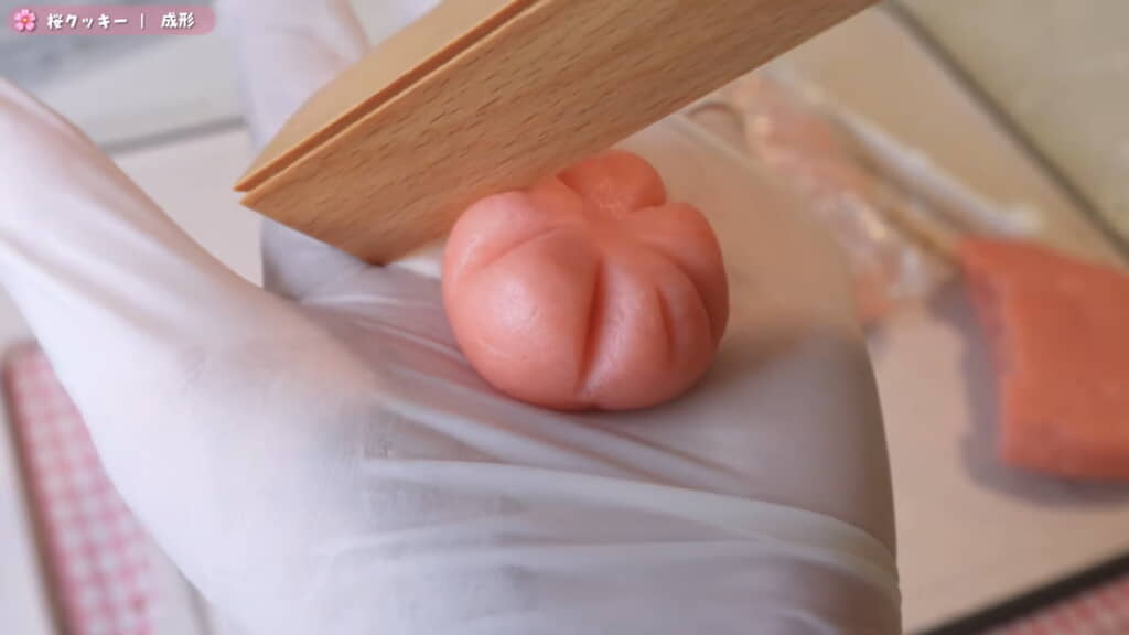 練り切りの道具で桜の花の形に成形
