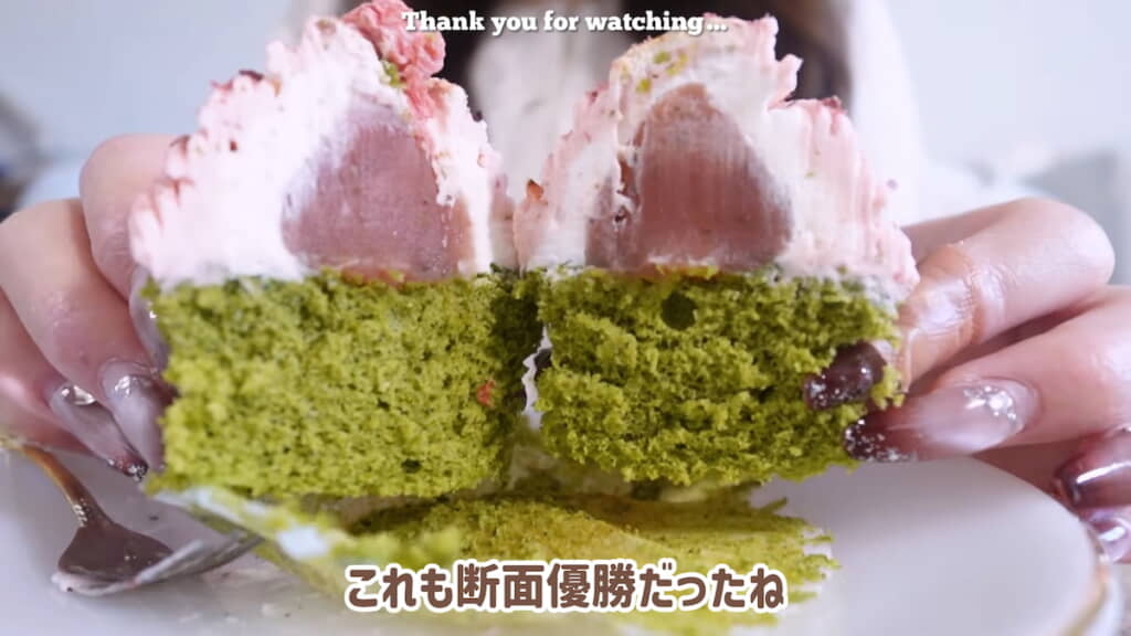 桜モンブランの抹茶ケーキの断面