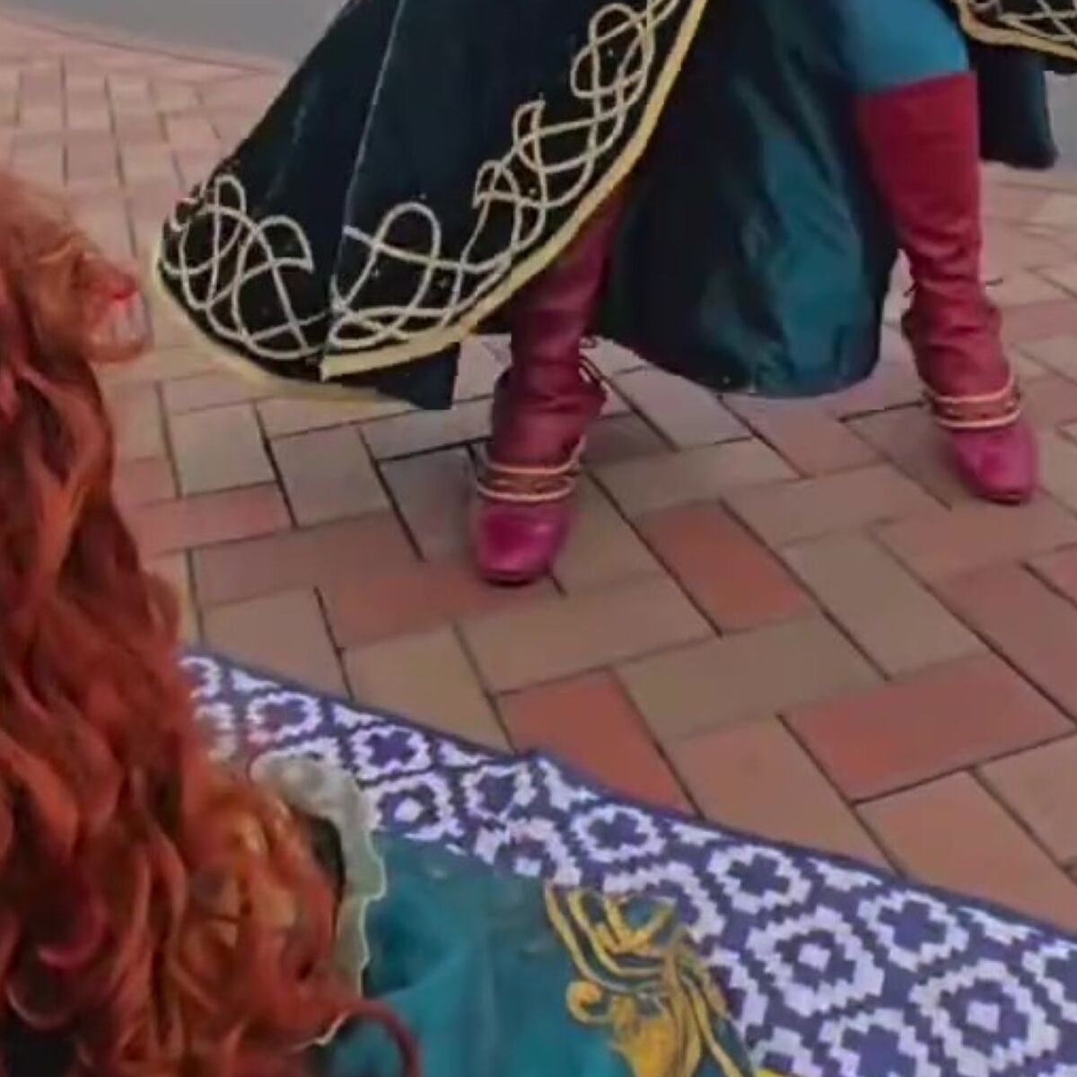 娘とディズニーへ行ったら、キャストが駆け寄ってきて…… 思わず抱きしめた“まさかの姿”に「えっすごっ!」「ソックリすぎる」 | ディズニー ねとらぼ