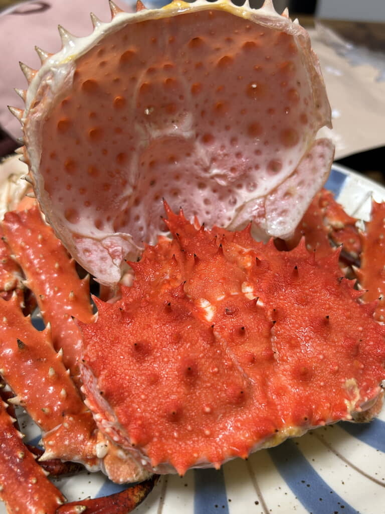 殻を外すと下からカニが！