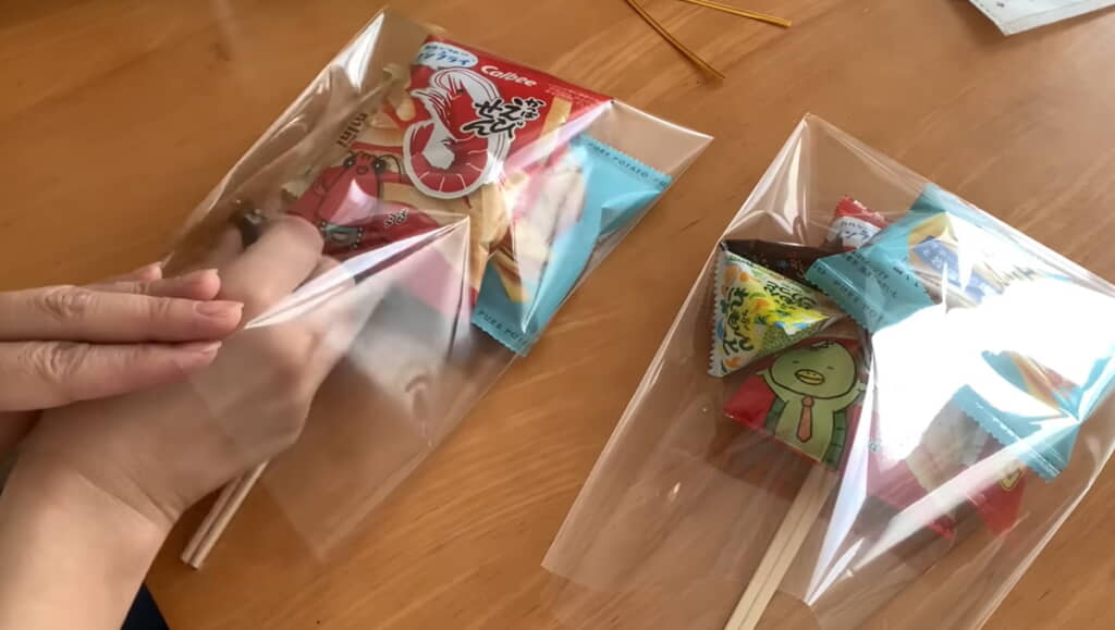 小さめのお菓子も詰めていく