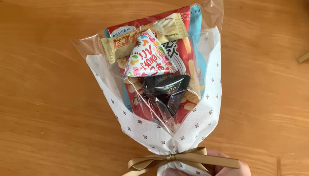 付属のリボンを結べば完成！