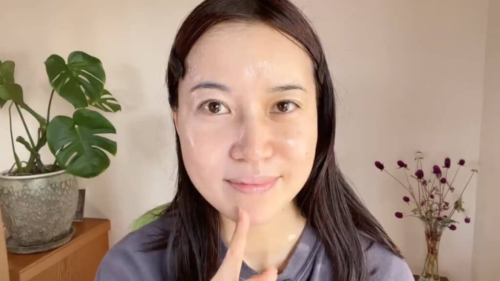 正面から見て顔の右半分が塗る前。左半分がトーンアップサンクリームのパープルを塗ったあとの様子