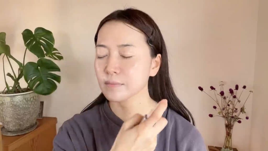 Yuriさんおすすめの「アレルバリア ミスト N」を使用する様子