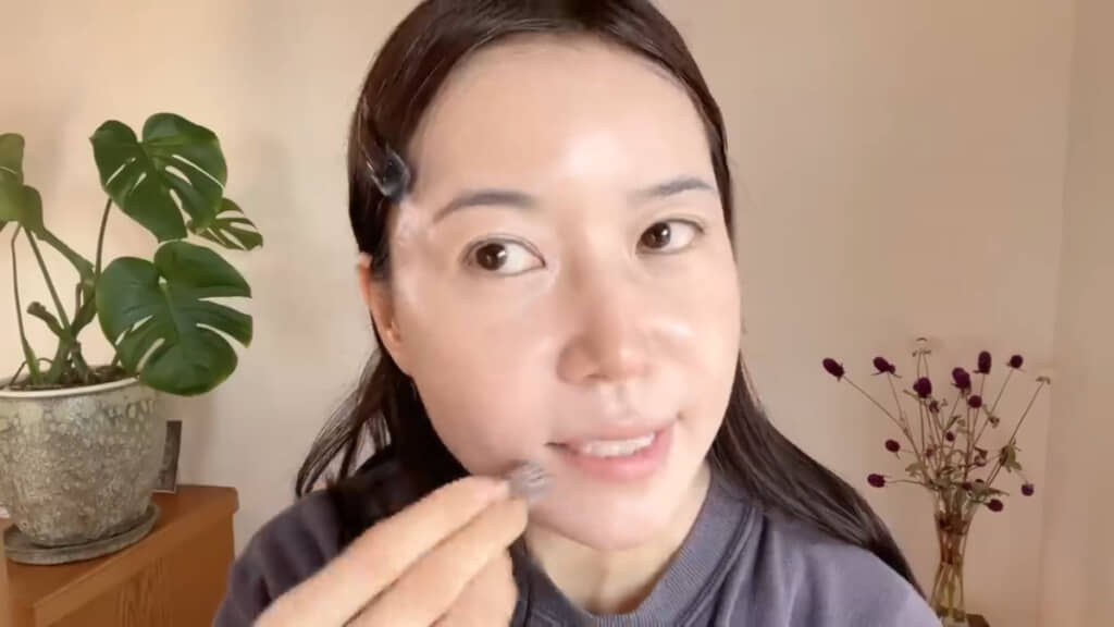 最後にツヤ感をパウダーで微調整