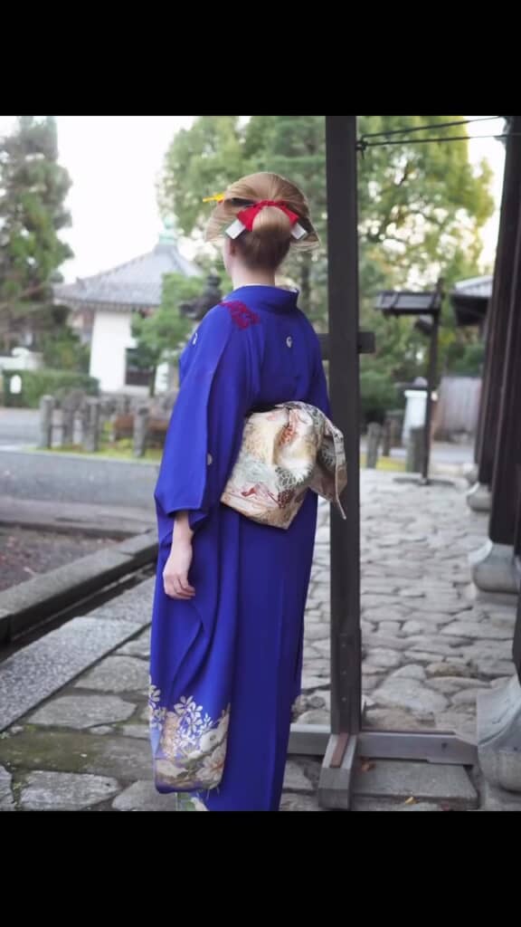 虫喰い穴がある振袖