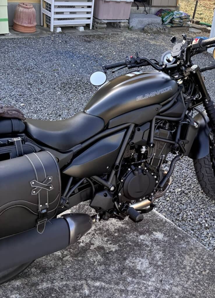 実家の敷地内に停めてある納車されたばかりのバイク