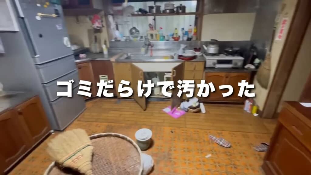 リノベーション前のゴミが散乱しているキッチン