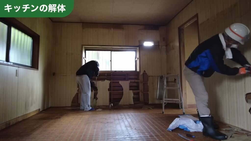 キッチンを2人で解体する様子