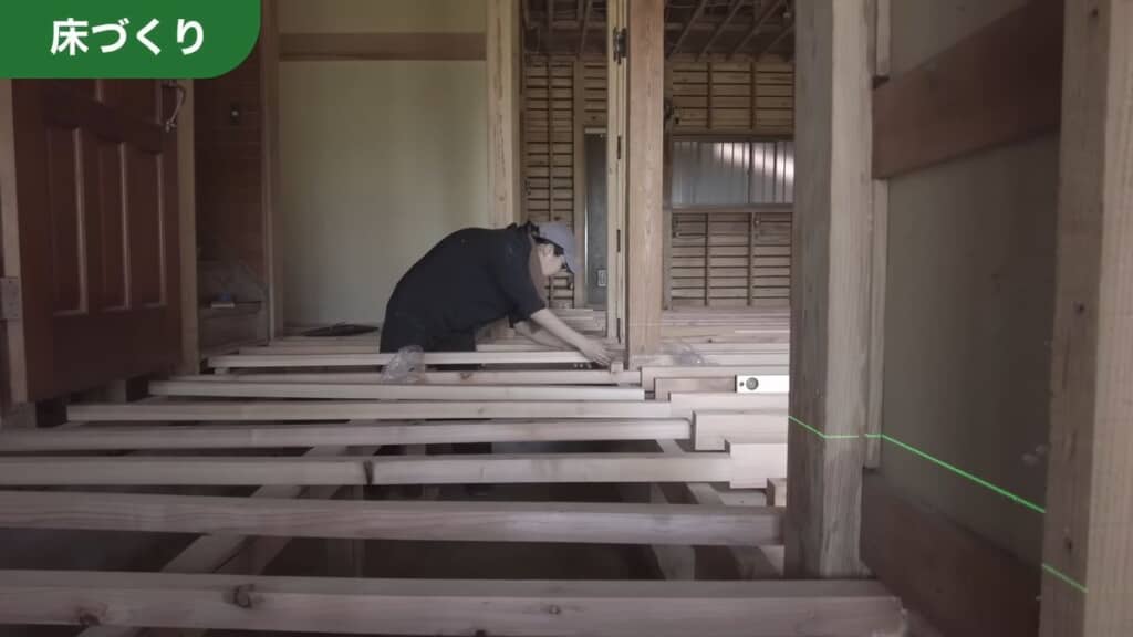 高さを合わせながら根田を取り付ける様子