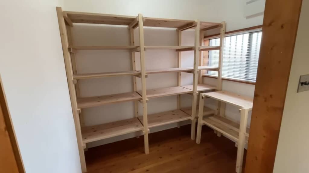 収納スペースに設置した5段の棚と2段の棚