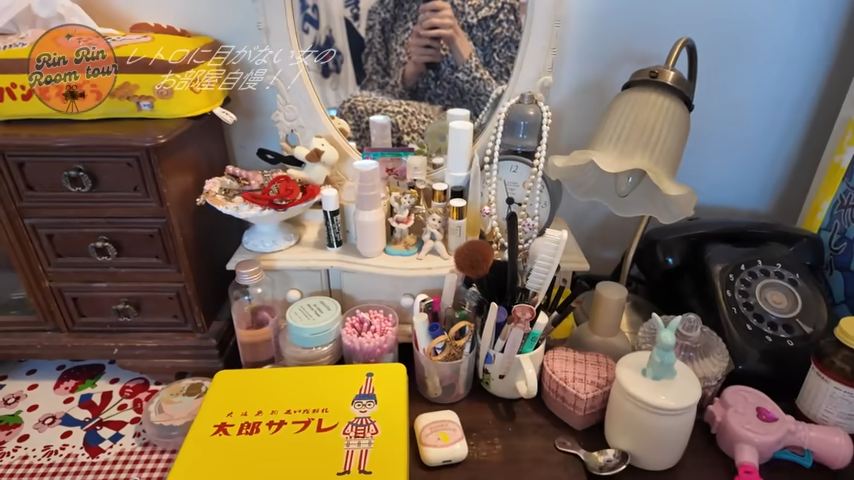 かわいいものやメイク用品がわんさかある化粧台