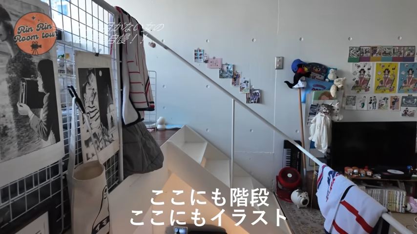 寝室の柵は絵や袋が掛けられ、壁にもイラストが