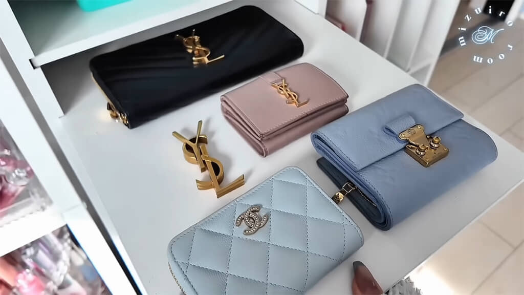 棚にはジュエリーボックスや財布が