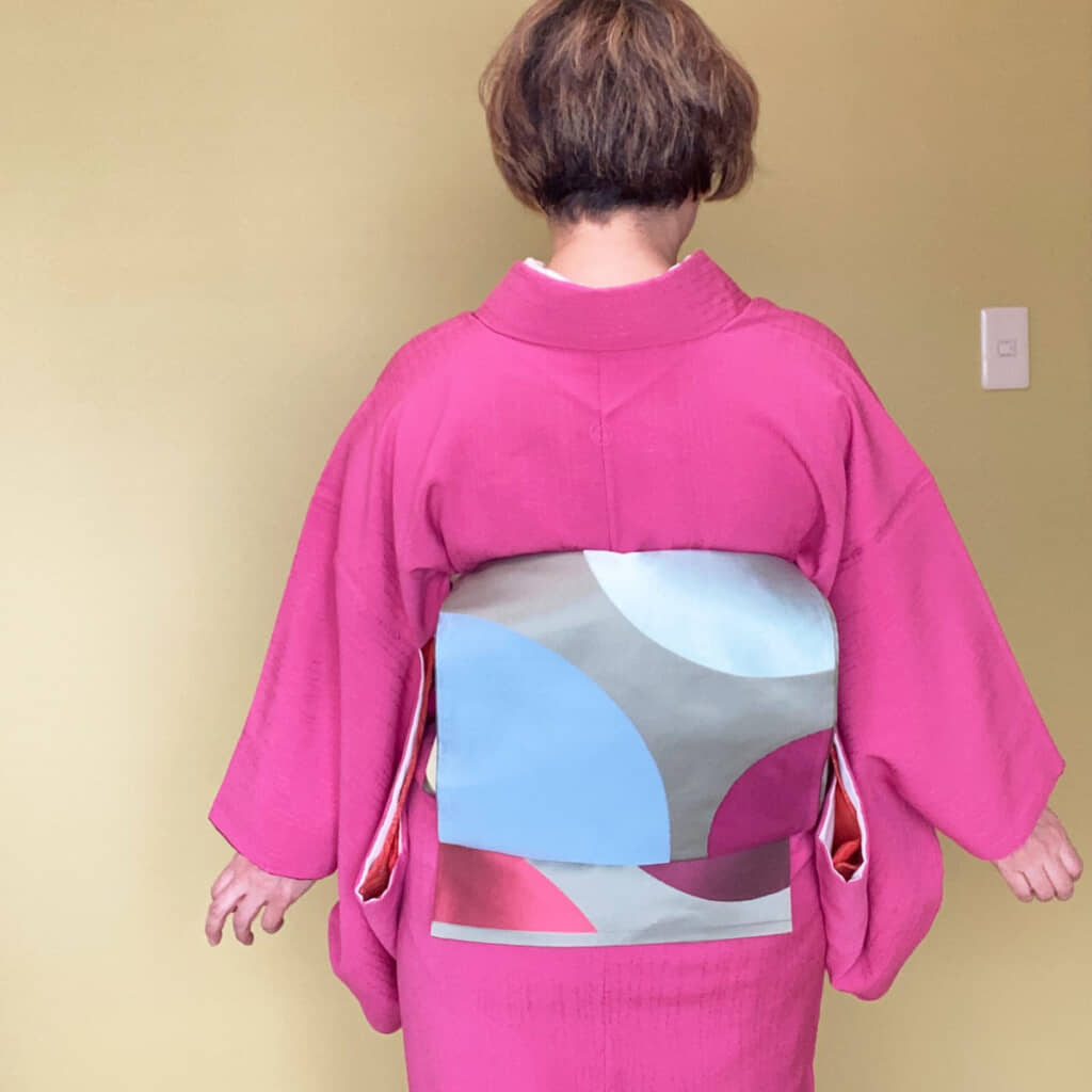 ユニークな柄の帯もピンクの着物に合っていますね