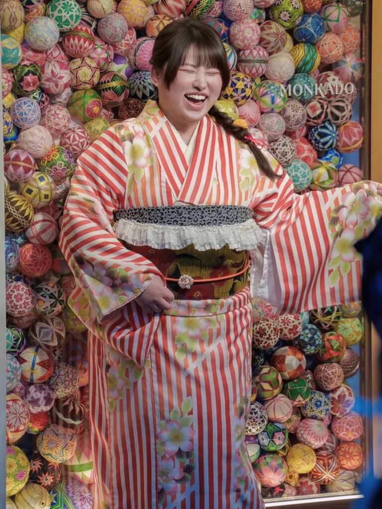 着物も笑顔も目を引く