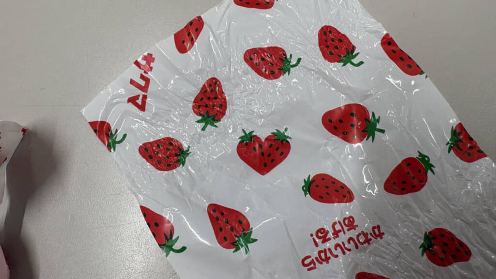 包み紙をすぐに捨てずにイチゴ柄をじっくり見ていくと……