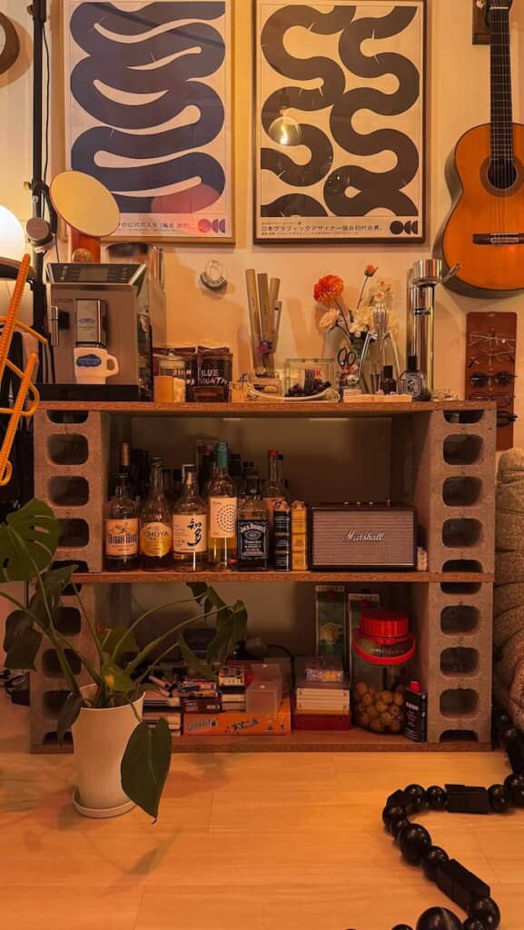 コンクリートブロックと板で作った棚。中身に趣味を感じます