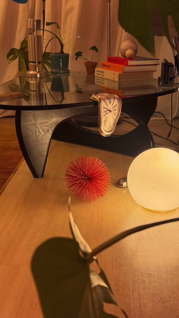 床にも照明やインテリアが。ダリ風の溶けた時計もハイセンス