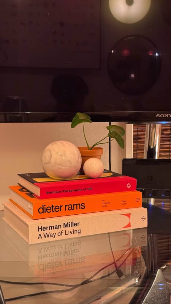 テーブルの上の洋書もインテリアとして良い味を出しています