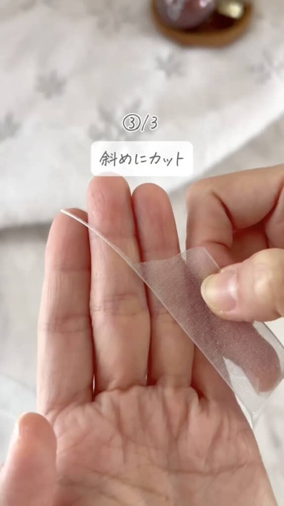 リボンの端を糸のように細くカット