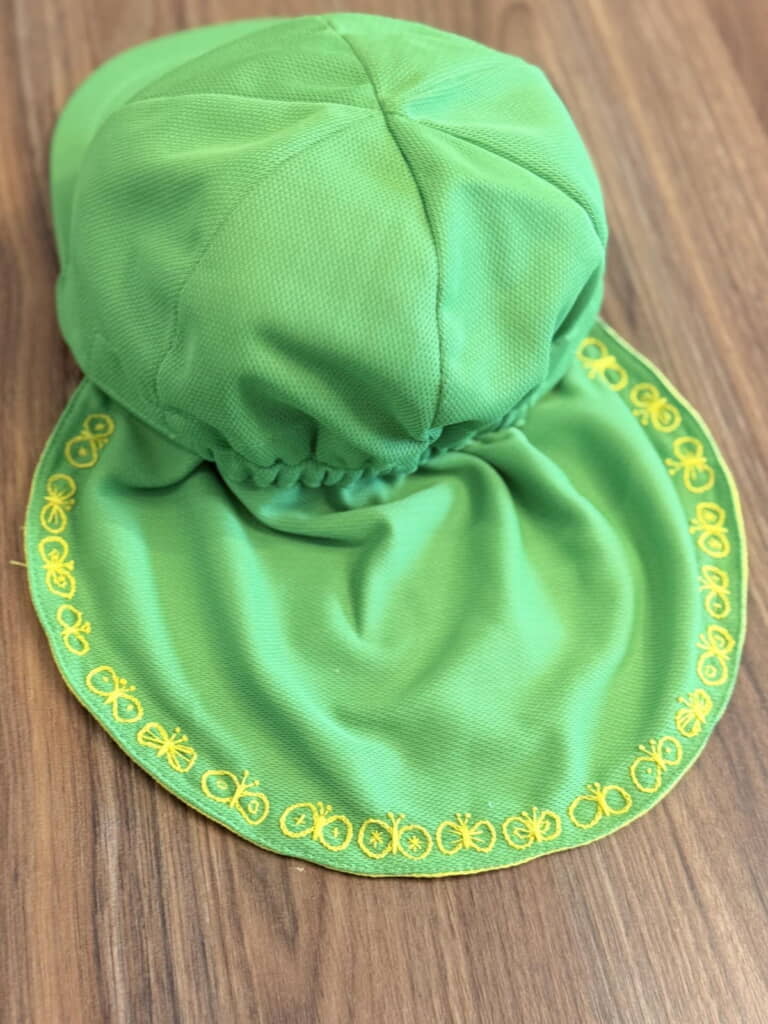 若草色の帽子に黄色いちょうちょが舞っています！