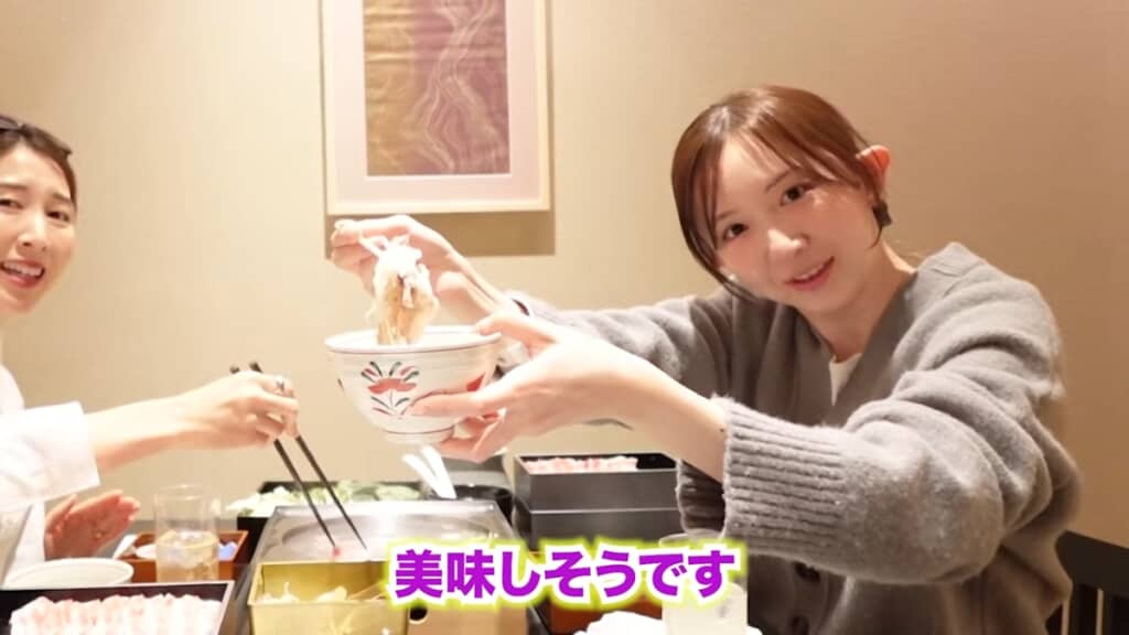 食事と会話を楽しむ2人