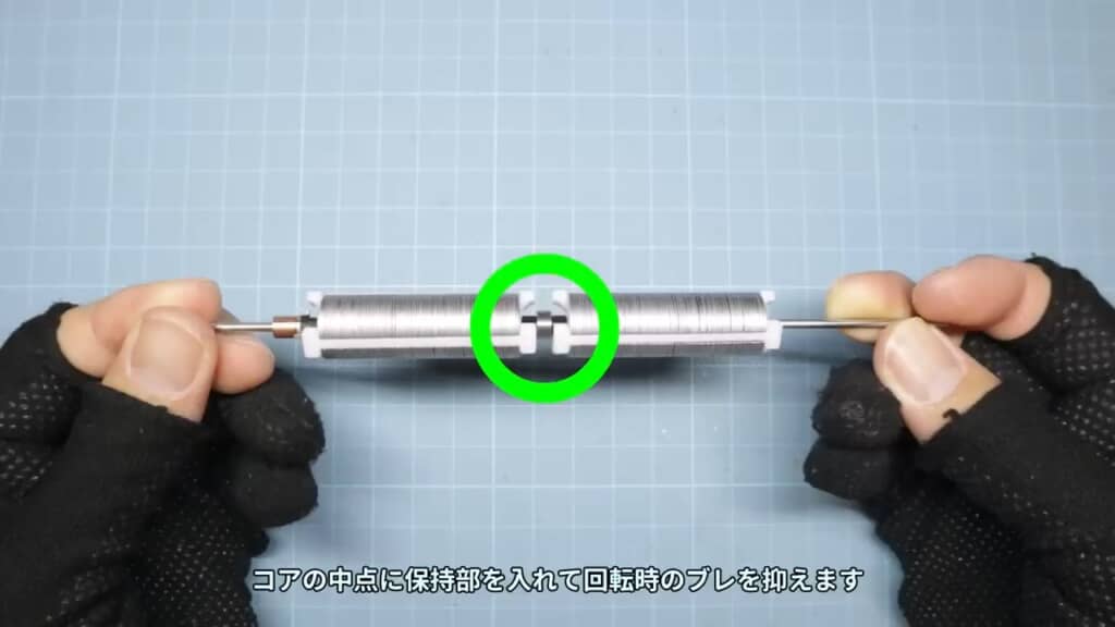奇跡的にコアとフィットした100均のバーベキュー串をシャフトに使用。コアを真ん中で2分することで、安定を図っている