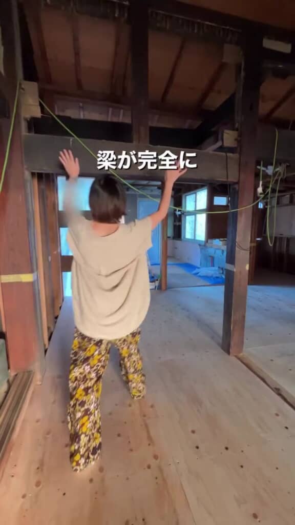 屋内に残っている位置の低い梁