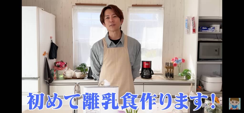 エプロンを付けてキッチンに立つ杉浦太陽