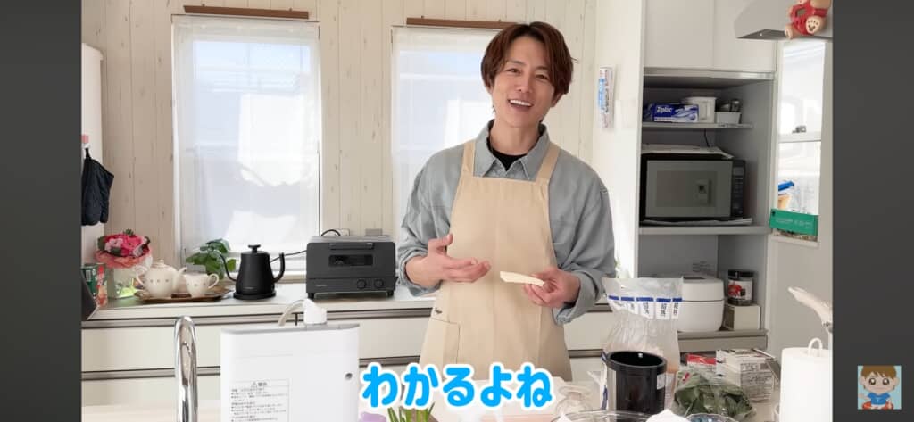 調理中、パンを持つ杉浦太陽