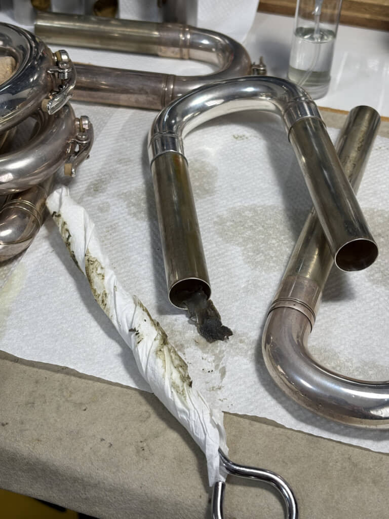 掃除用具をパイプに入れたら、反対側から謎の物体が……！