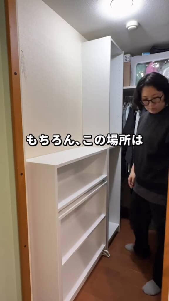 IKEAの折りたたみデスクを置く