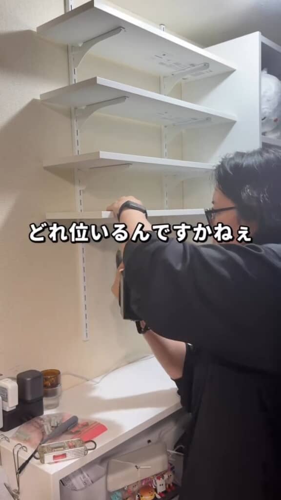 壁には可動棚を設置します