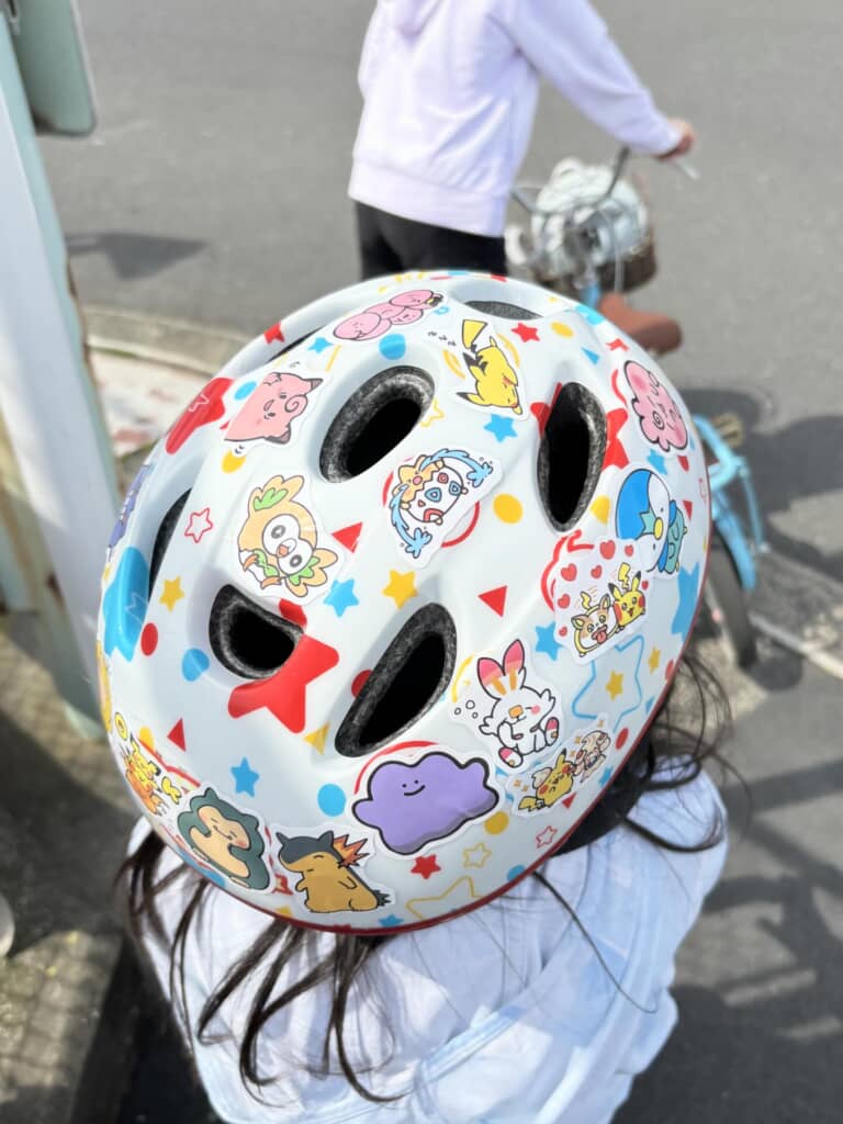 アンパンマン柄の上からポケモンのシールを張った次女のヘルメット