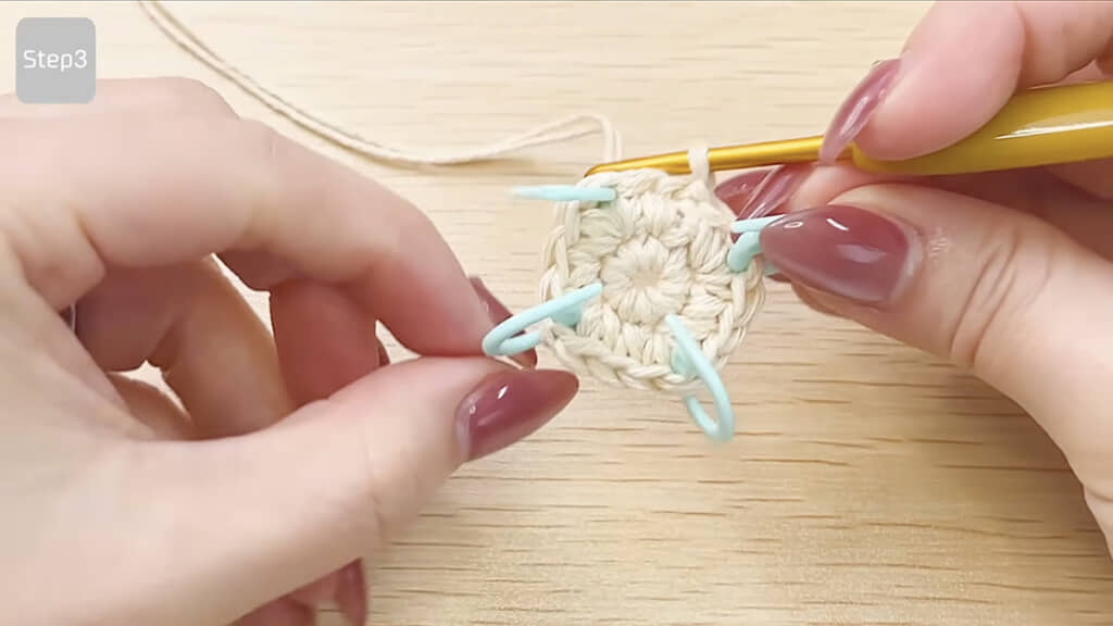 増やし目の真ん中が四角の頂点になります