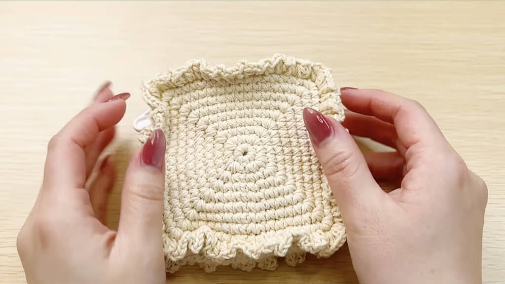 フリルをぐるりと編んで……