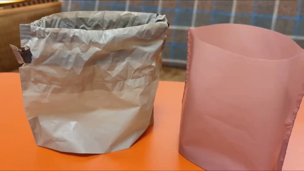 実際にマチを広げて自立させてみた様子。中身が見えにくく、主張が控えめな色で、サイズ感もミニゴミ袋としてちょうどよさそうです