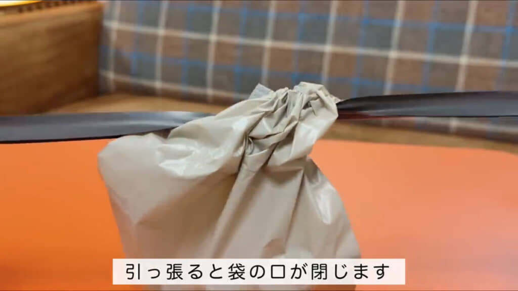「自立型 ひも付き卓上ゴミ袋」は口を閉じることも可能
