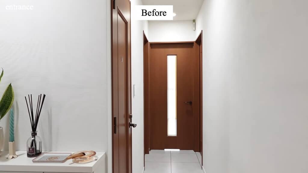 玄関から見た茶色いドアと建具