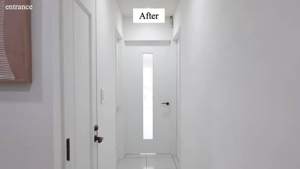 玄関から見た白いドアと建具