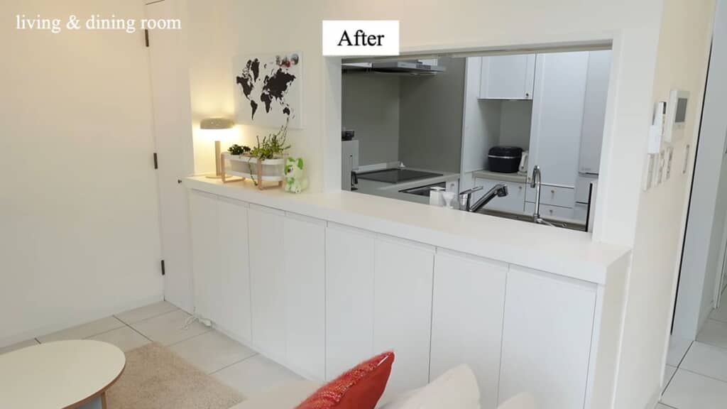 キッチンカウンターをベースに作った扉付き収納棚